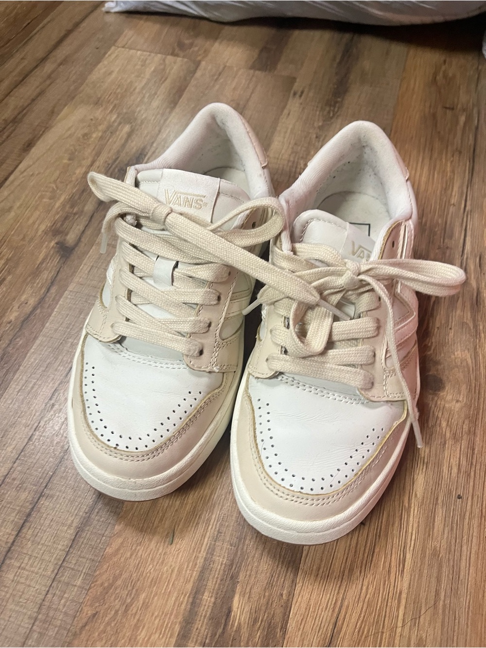 Vans Women’s Cream and white Low-Top Sneakers